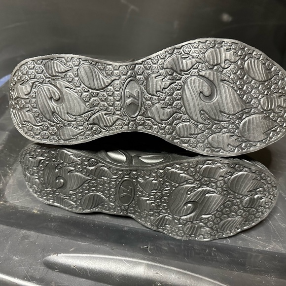 Woman’s shoes size 9 - Picture 2 of 3